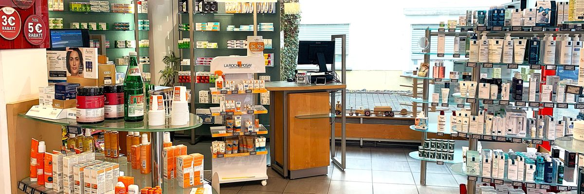Innenaufnahme der Burg-Apotheke in Hennef mit Regalen voller Arzneimittel, Kosmetik- und Pflegeprodukte sowie einem Verkaufstresen.